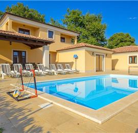 4 bedroom villa bedroom with pool, Svetvinčenat, Istria, sleeps 8